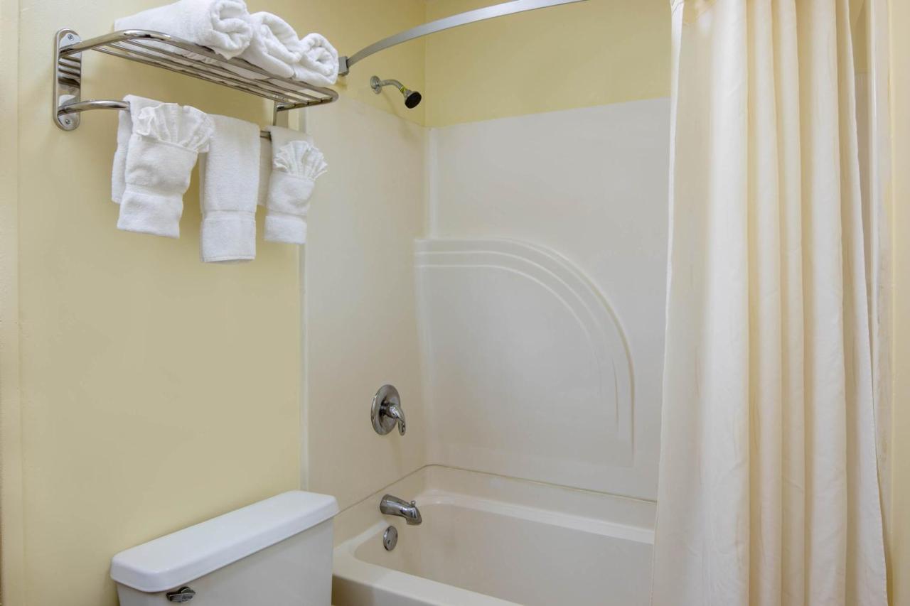 King Room - Non-Smoking at Travelodge by Wyndham Savannah Area/Richmond Hill