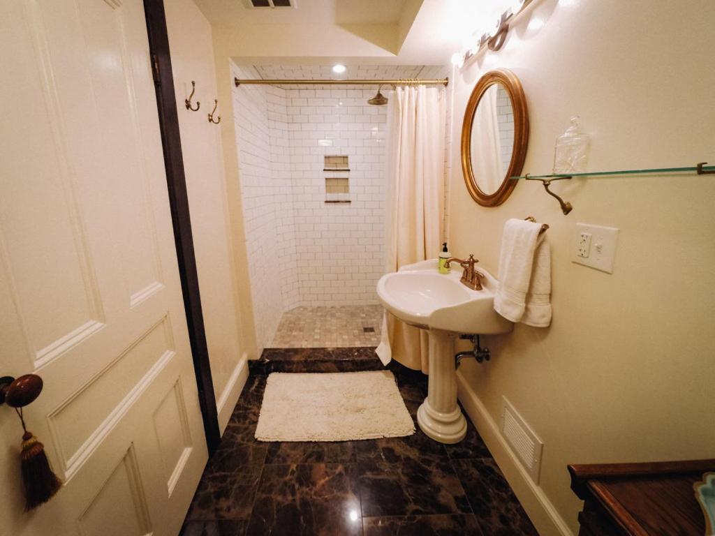  | Burdett House Bed & Breakfast