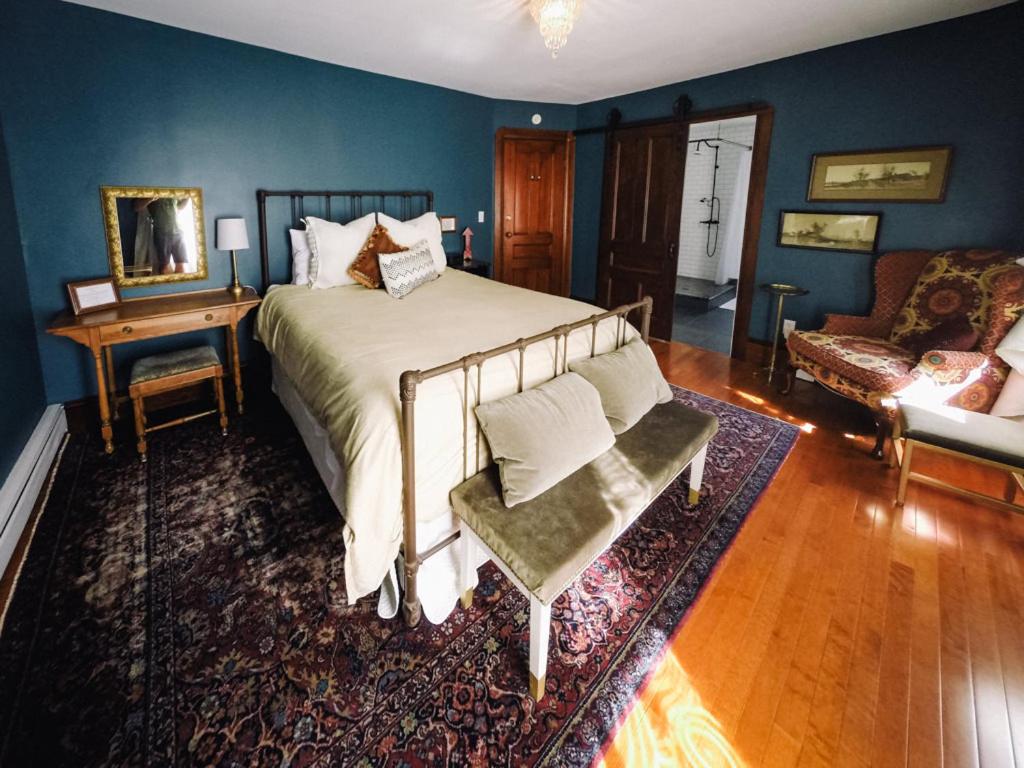  | Burdett House Bed & Breakfast