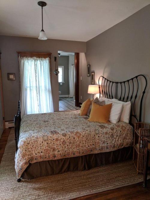  | Burdett House Bed & Breakfast