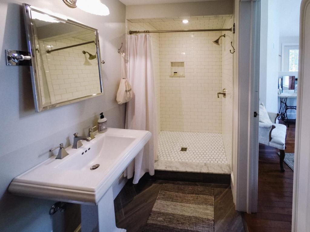  | Burdett House Bed & Breakfast