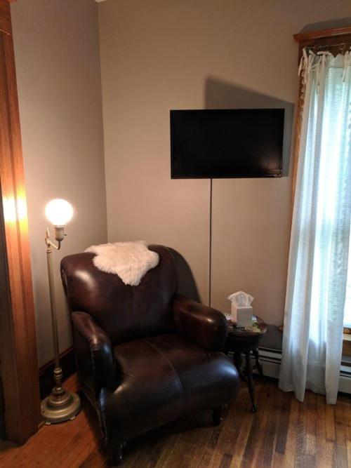  | Burdett House Bed & Breakfast
