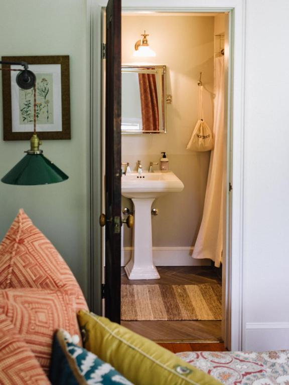  | Burdett House Bed & Breakfast