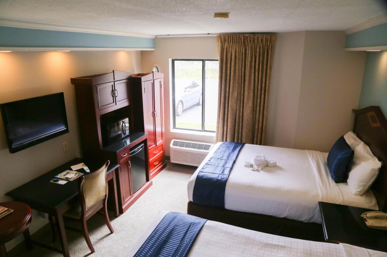 Queen Room with Two Queen Beds at Destiny Palms Hotel Maingate West