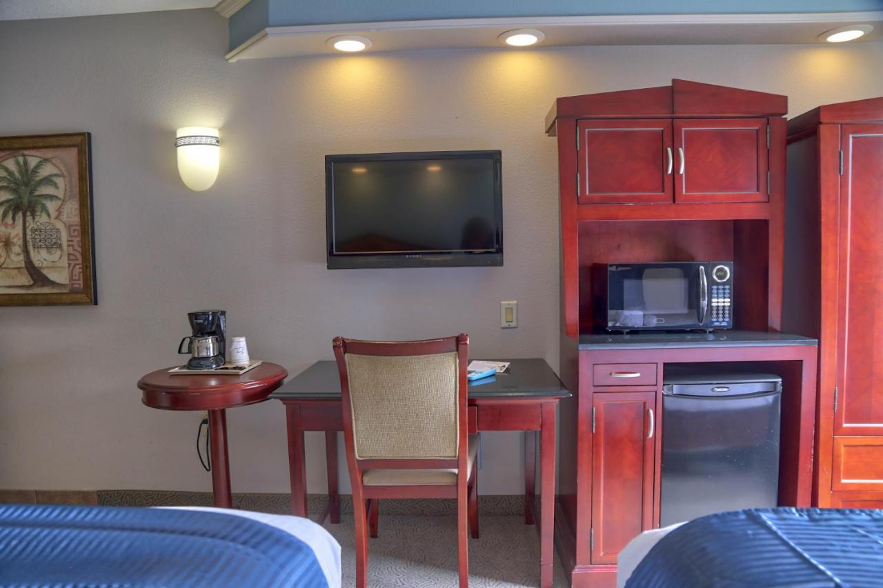 Queen Room with Two Queen Beds at Destiny Palms Hotel Maingate West