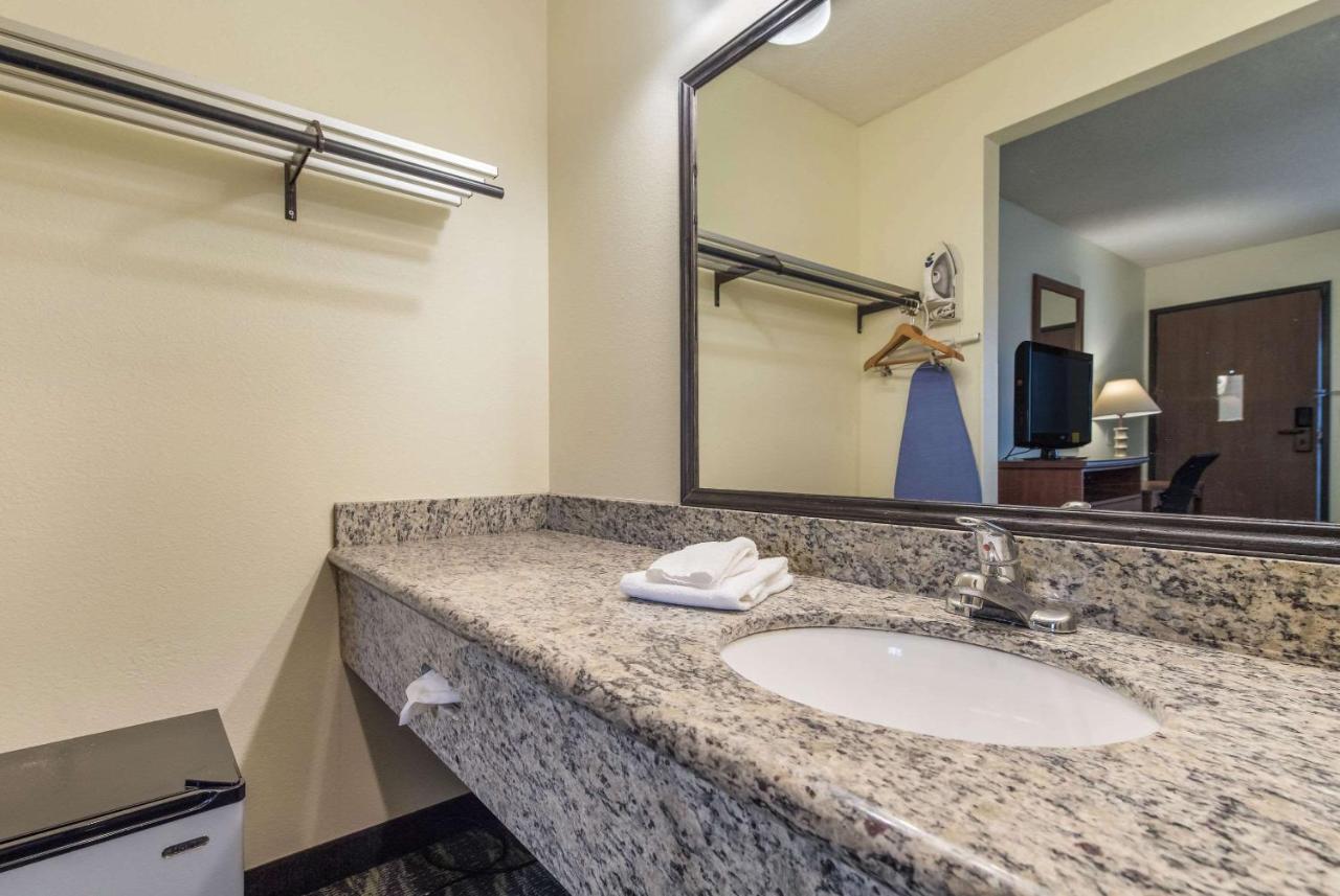 Queen Room - Accessible/Non-Smoking at Quality Inn Bellevue