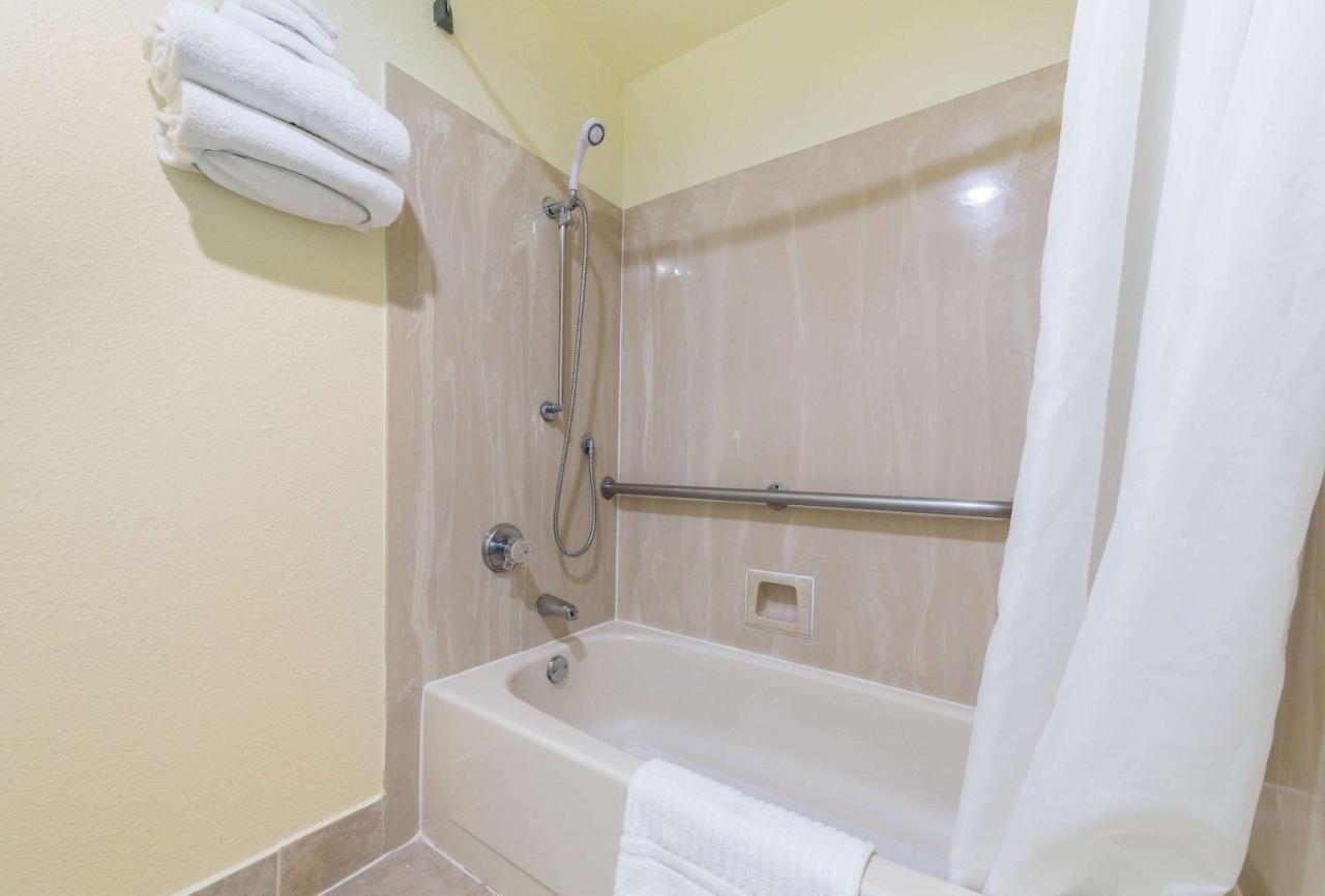Queen Room - Accessible/Non-Smoking at Quality Inn Bellevue