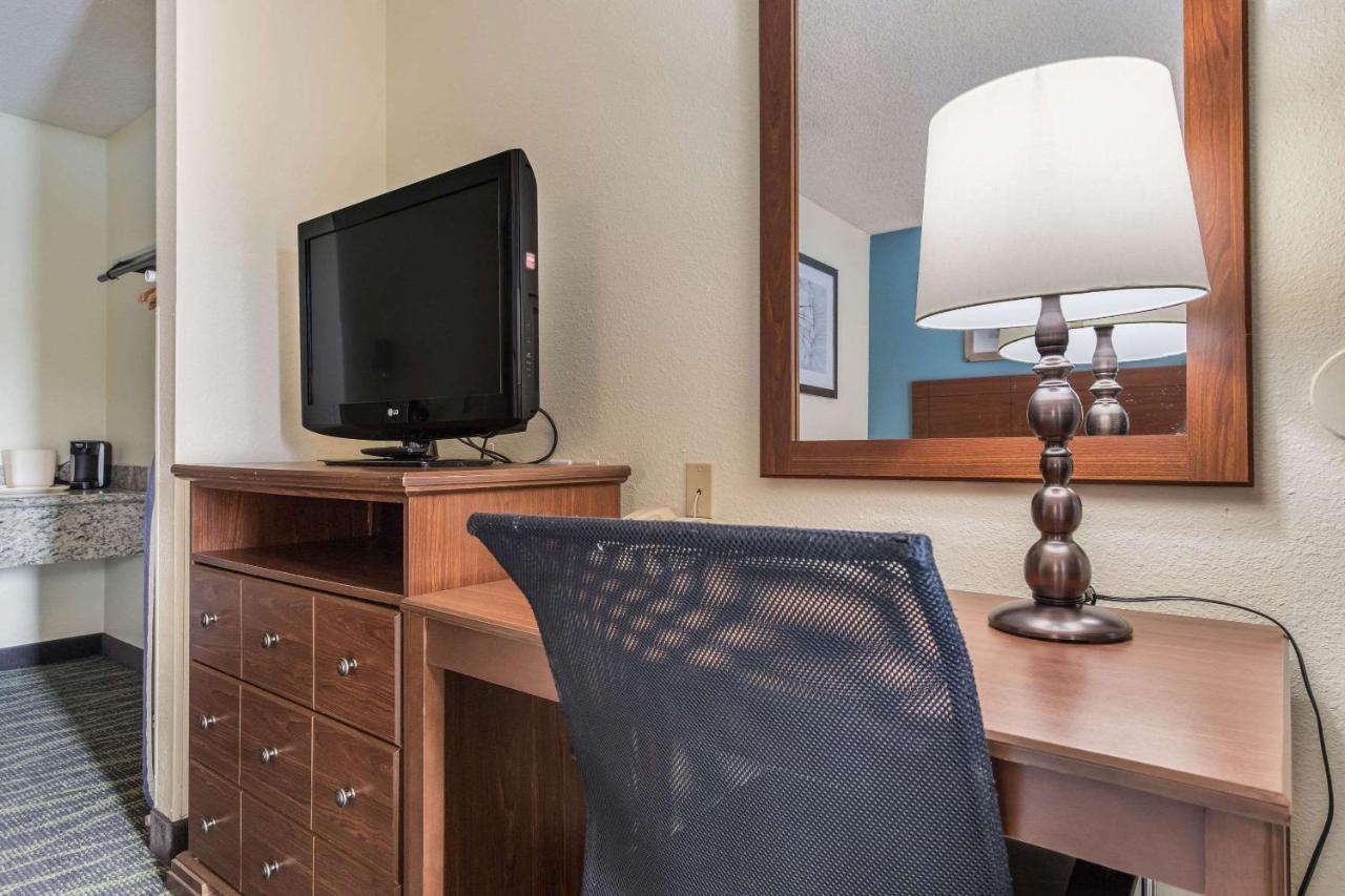 Queen Room - Non-Smoking at Quality Inn Bellevue