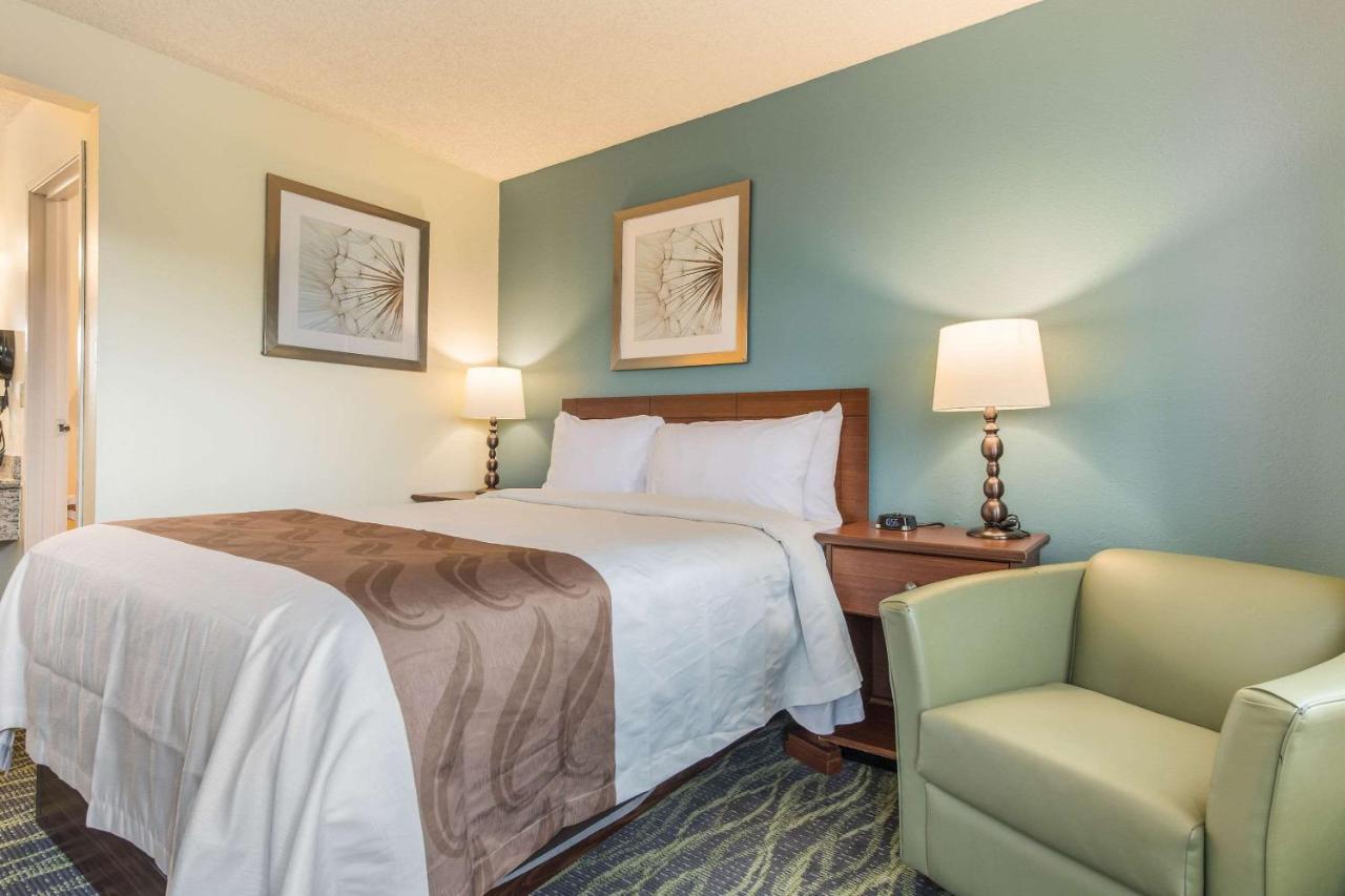 Queen Room - Accessible/Non-Smoking at Quality Inn Bellevue