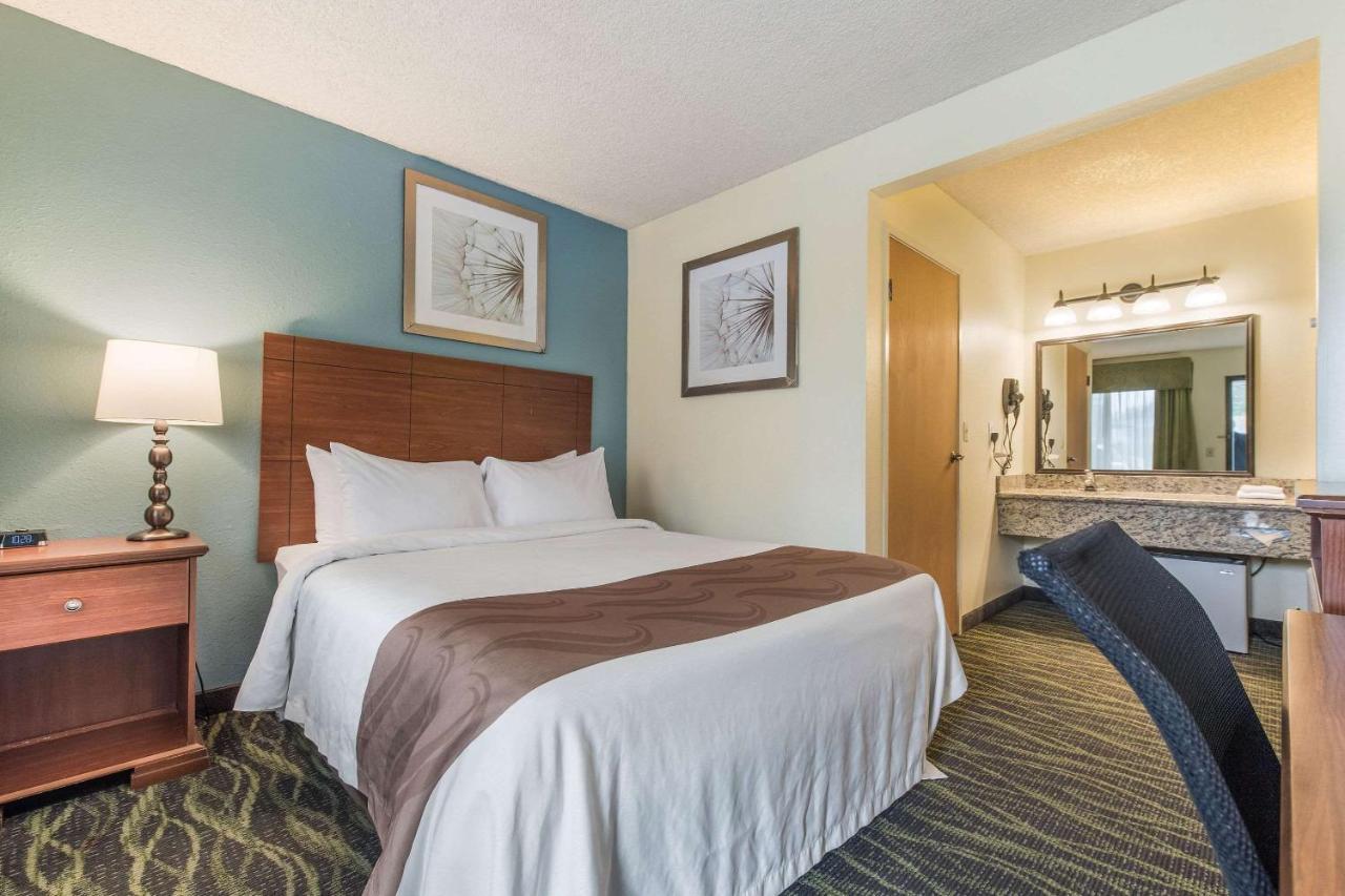 Queen Room - Non-Smoking at Quality Inn Bellevue