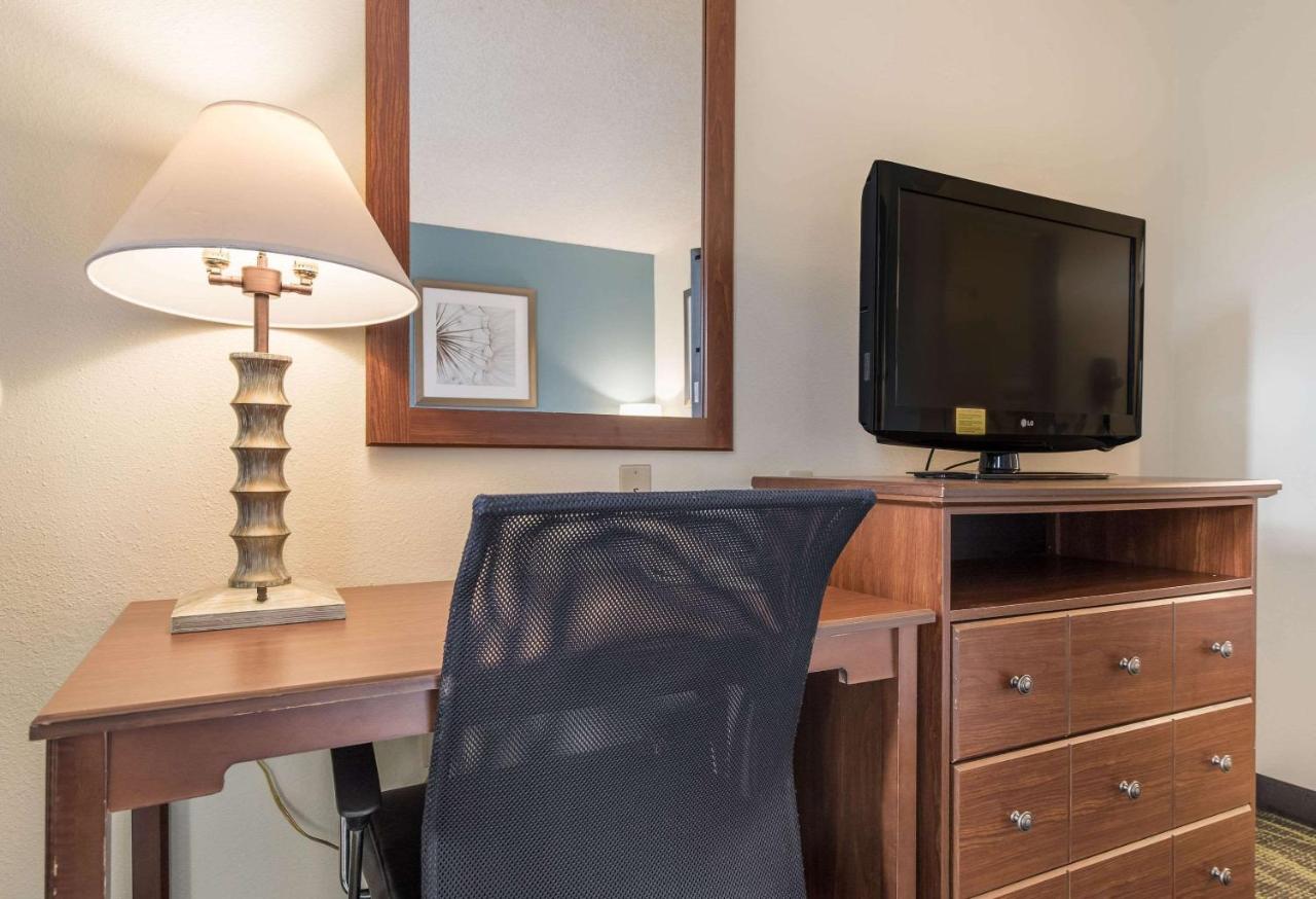 Queen Room - Accessible/Non-Smoking at Quality Inn Bellevue