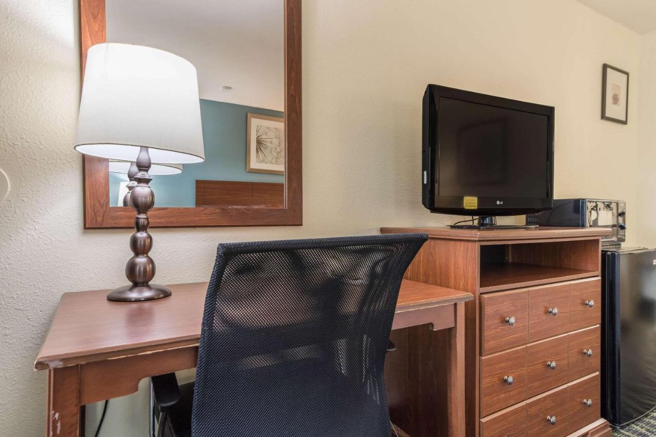 King Room - Non-Smoking at Quality Inn Bellevue