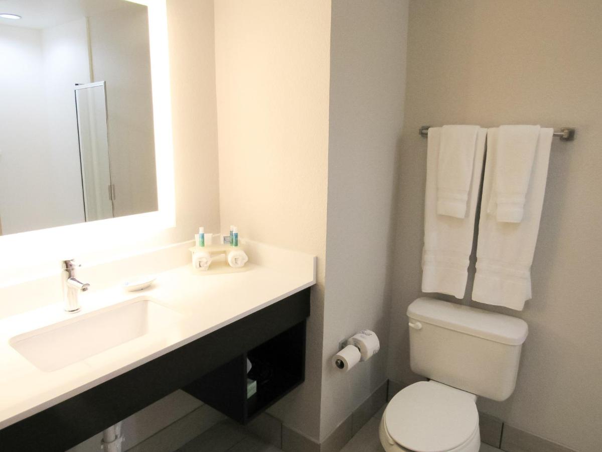 Two Queen Allergy Free Room - Non-Smoking at Holiday Inn Express Hotel & Suites Inverness by IHG