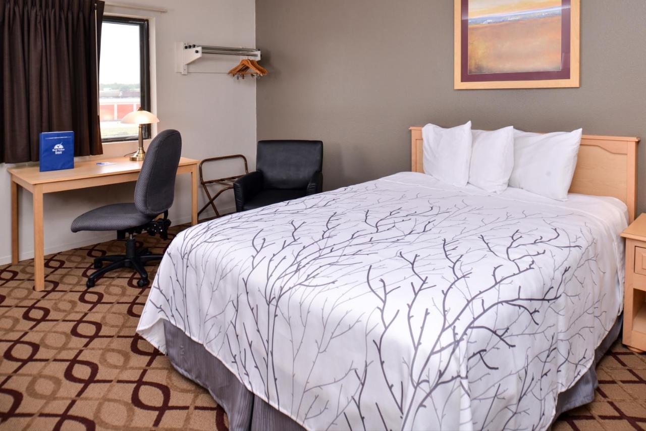 Queen Room at Cottonwood Inn and Conference Center