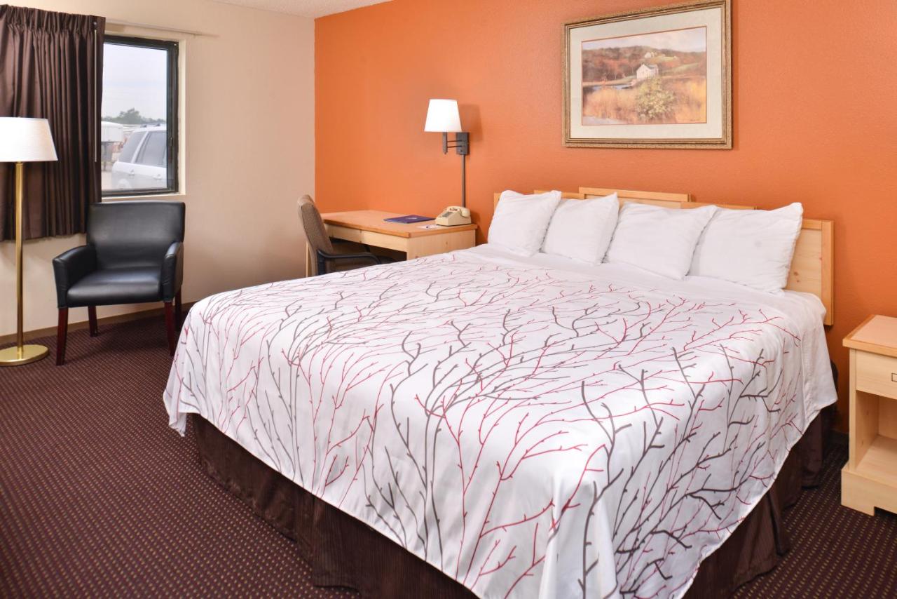 King Room at Cottonwood Inn and Conference Center