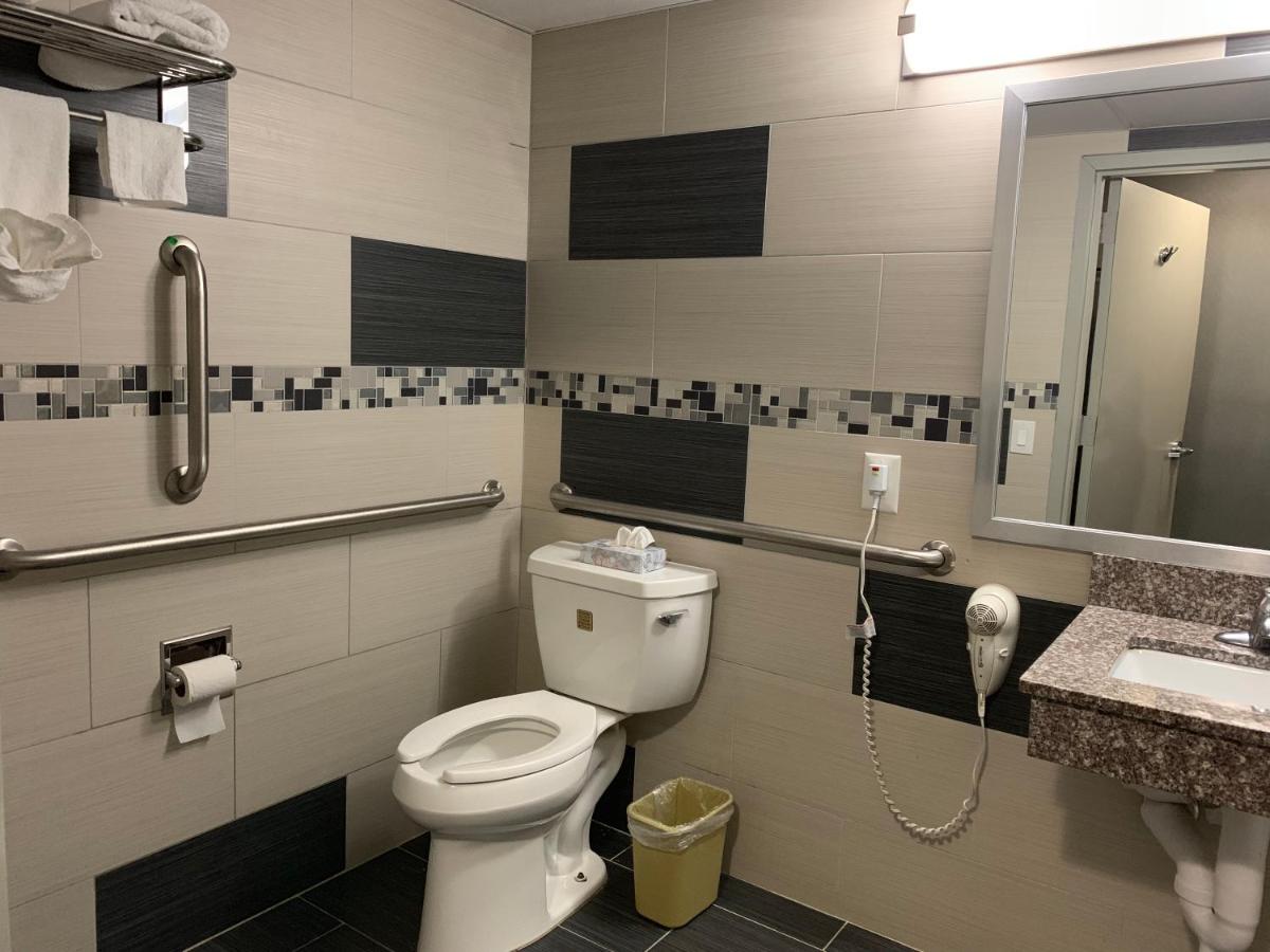 | Red Carpet Inn Elmwood