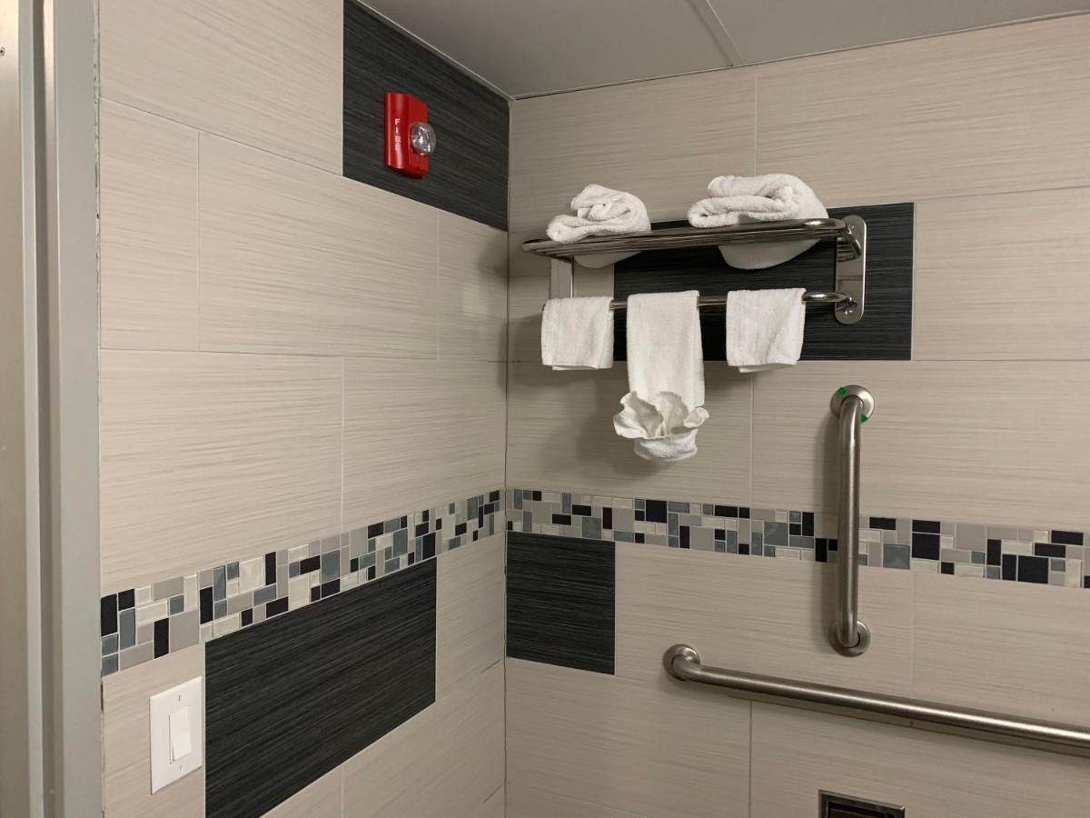 | Red Carpet Inn Elmwood