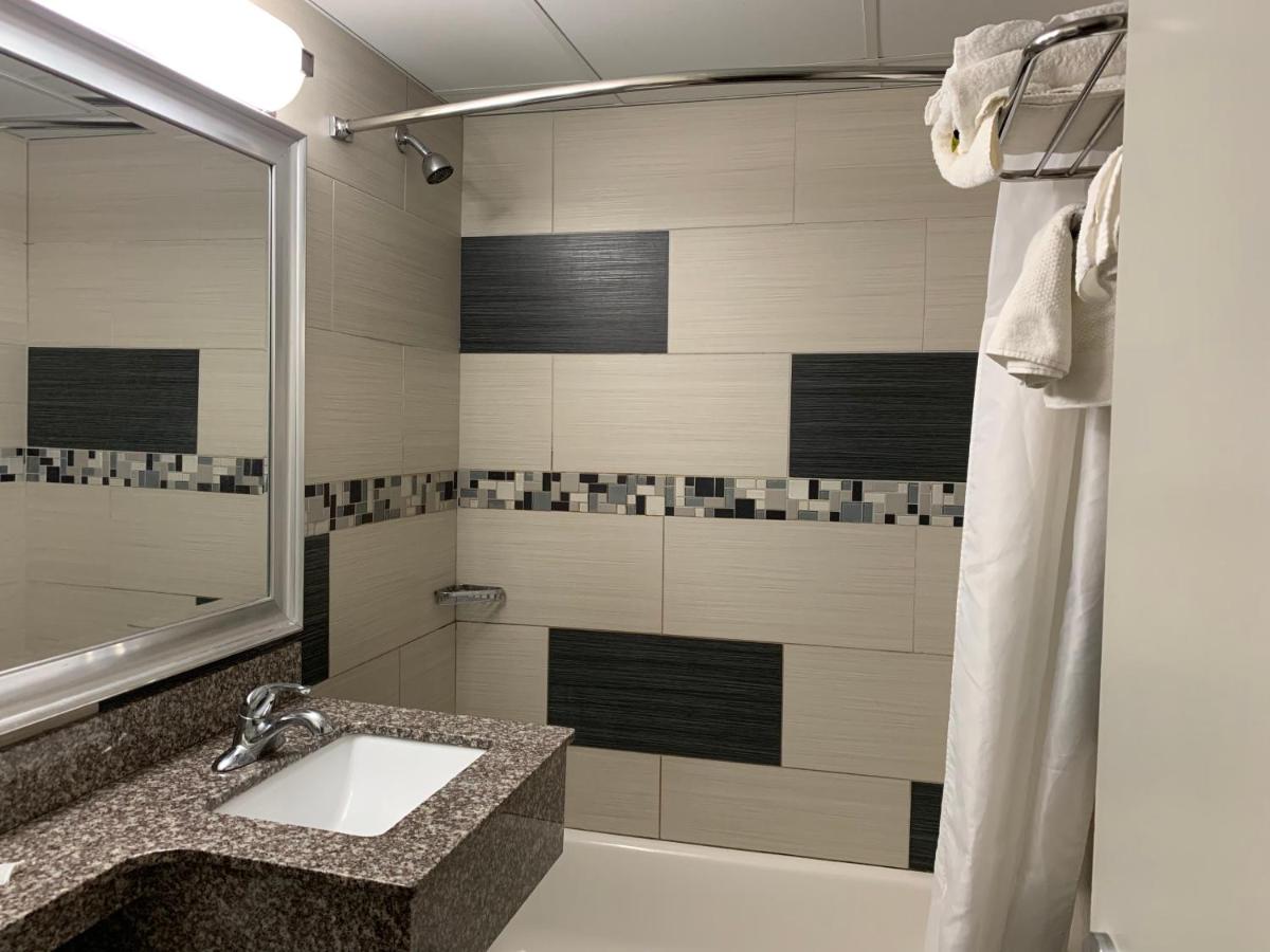 | Red Carpet Inn Elmwood