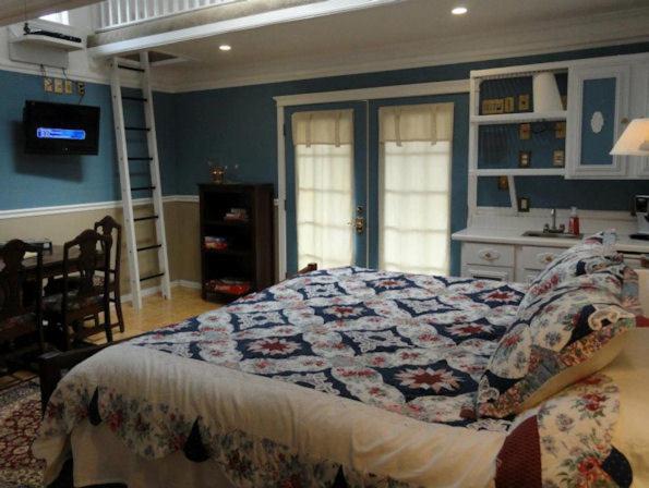 | Book Nook Inn