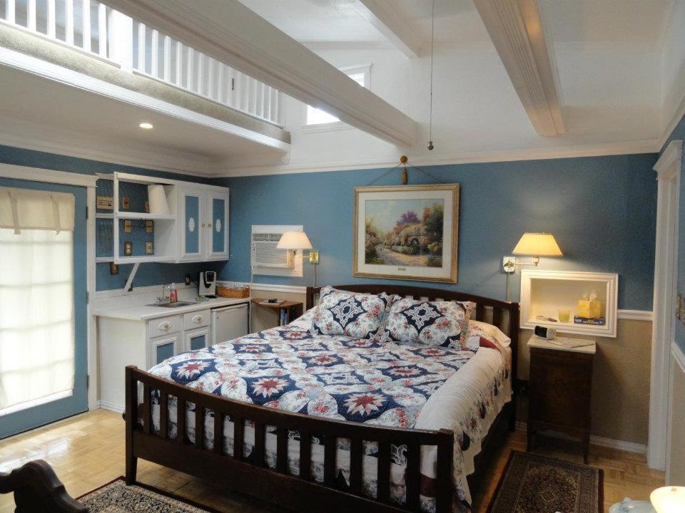 | Book Nook Inn