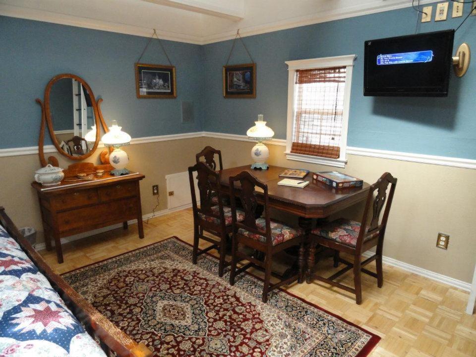 | Book Nook Inn