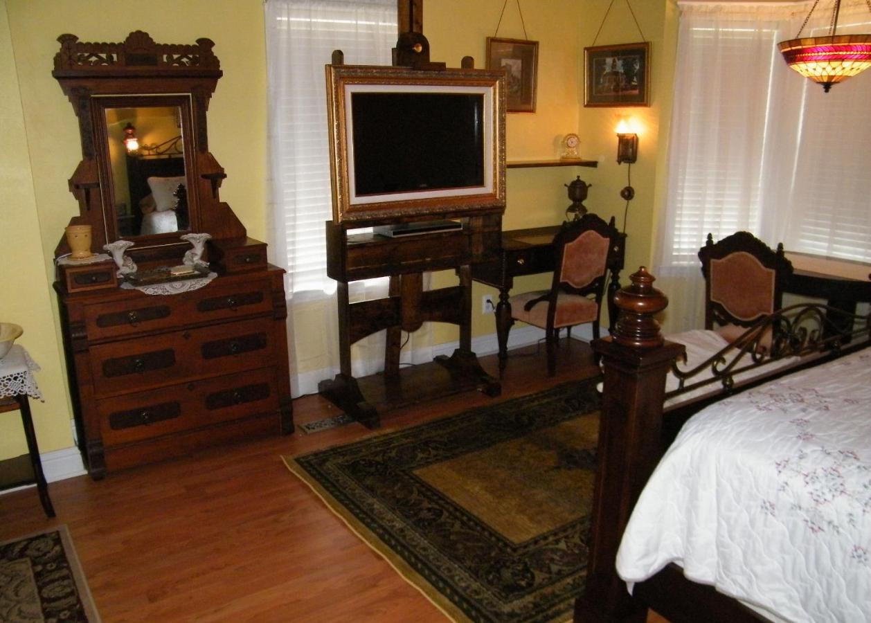 | Book Nook Inn