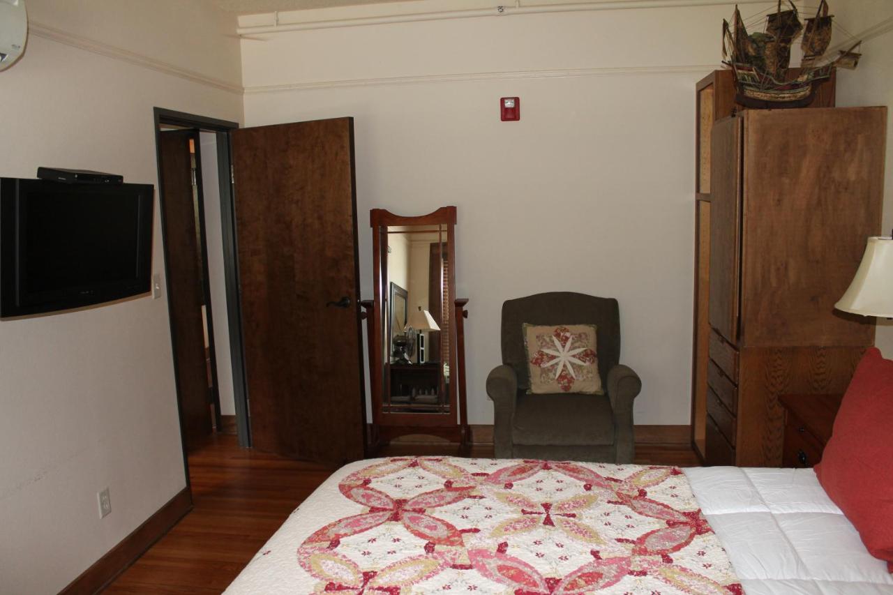 | Iowa House Historic Inn
