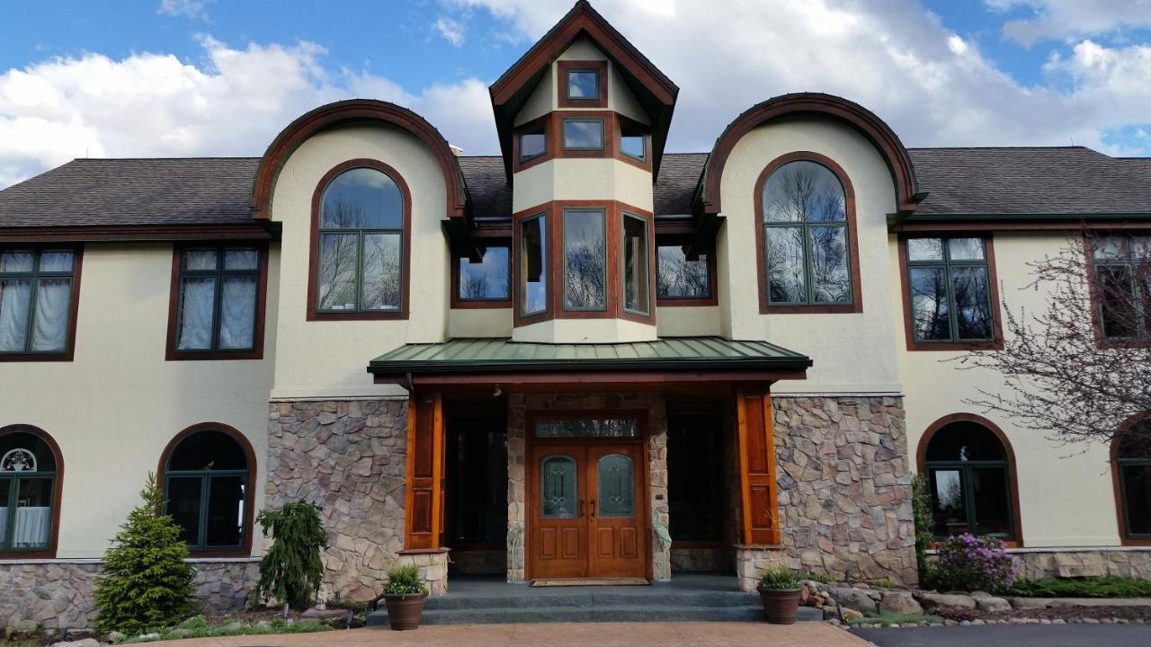 | INN AT WAWANISSEE POINT