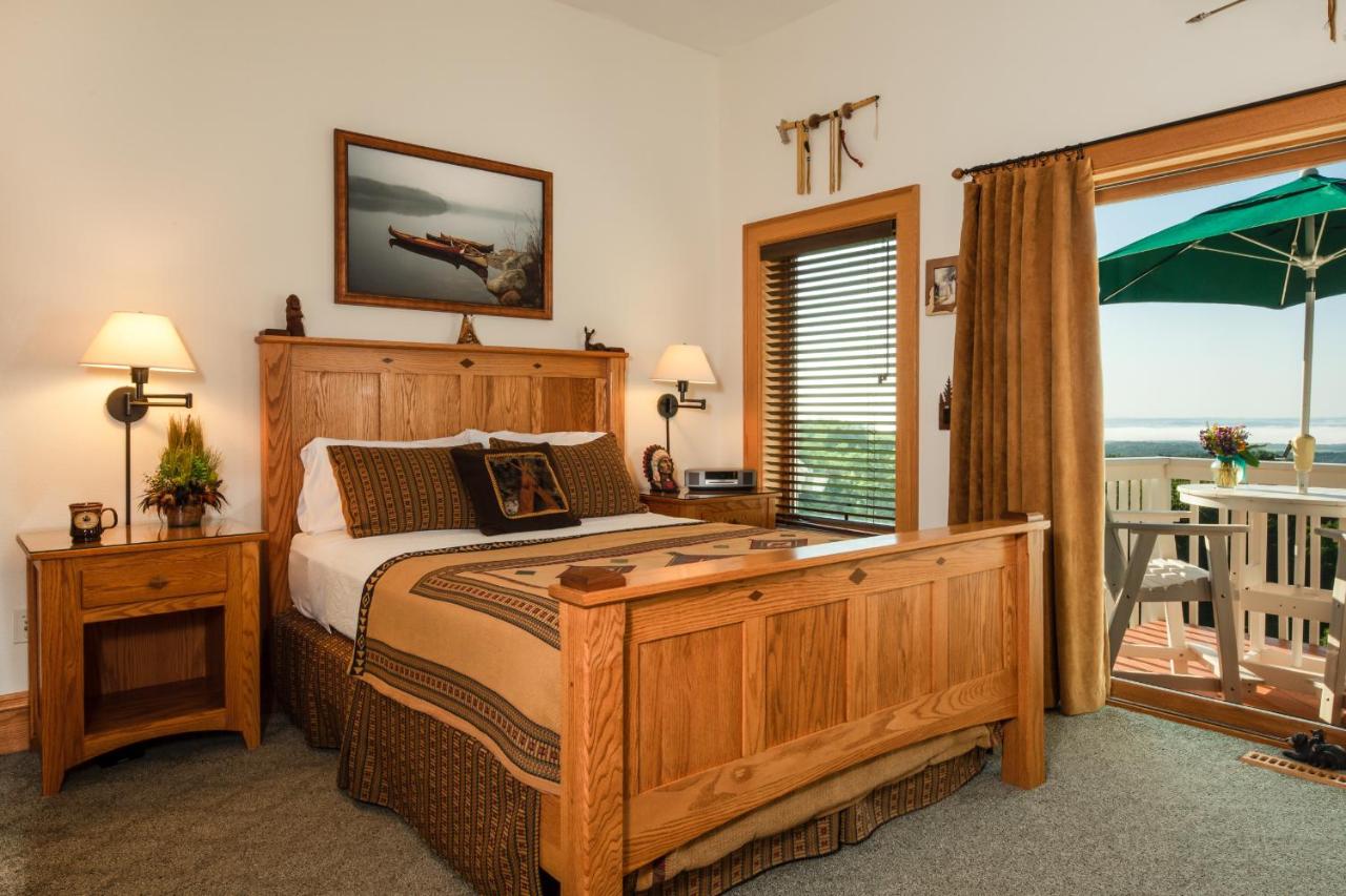 | INN AT WAWANISSEE POINT