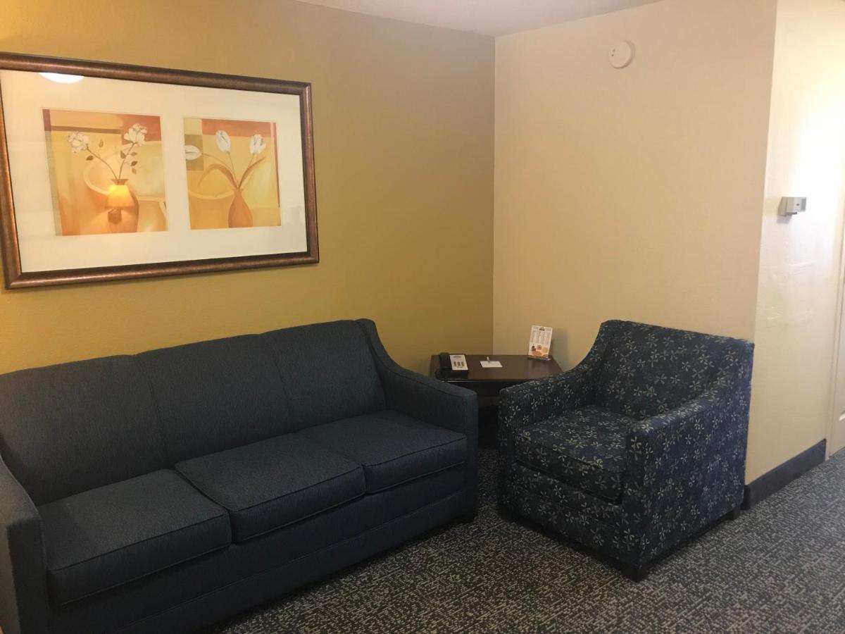 King Studio Suite - Mobility Access/Non-Smoking at Days Inn & Suites by Wyndham Tucker/Northlake
