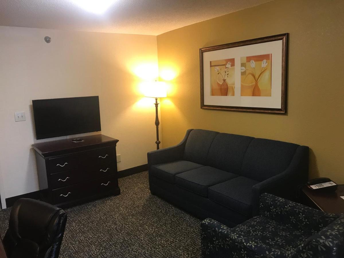 King Studio Suite - Mobility Access/Non-Smoking at Days Inn & Suites by Wyndham Tucker/Northlake