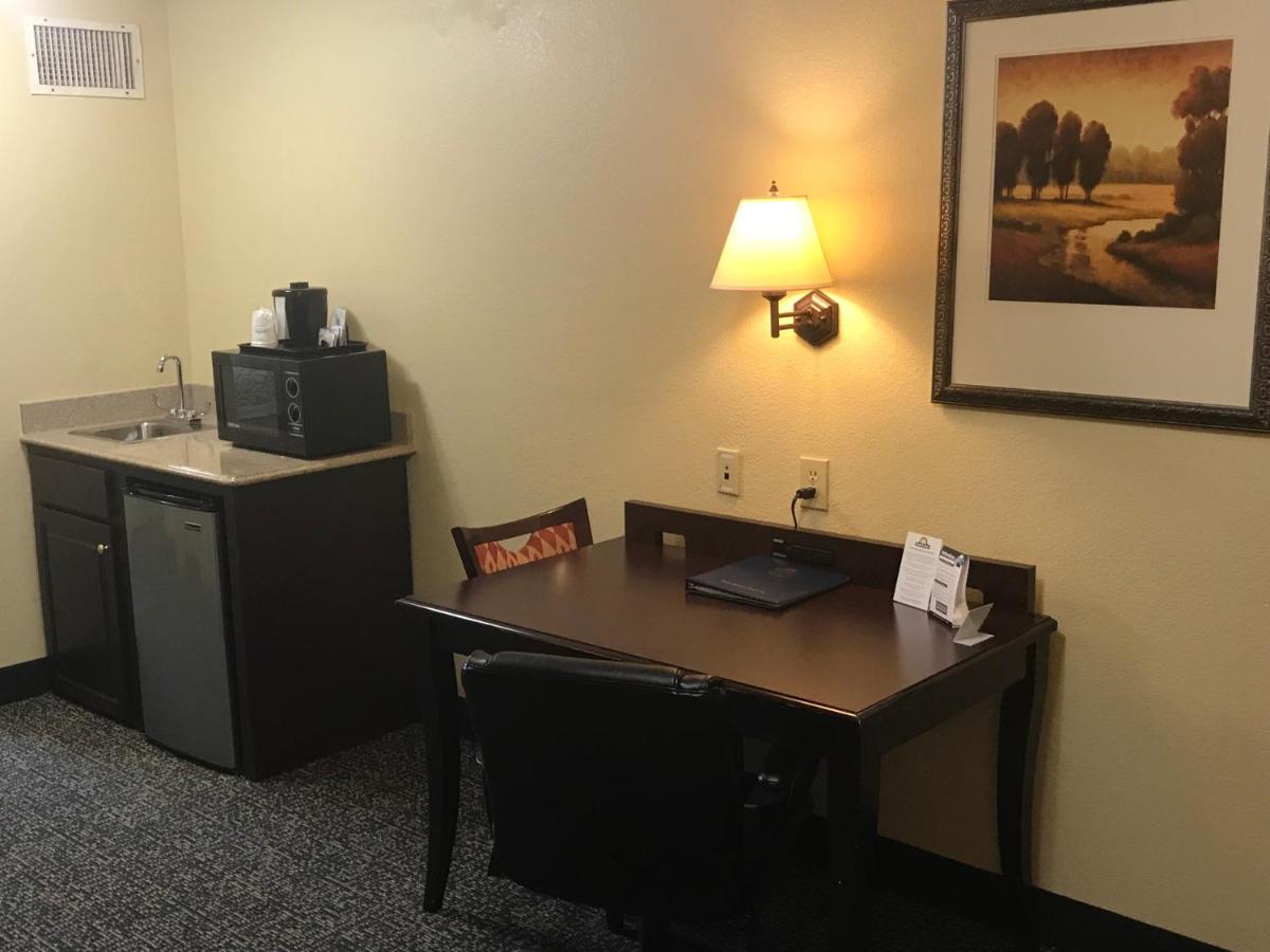 King Studio Suite - Mobility Access/Non-Smoking at Days Inn & Suites by Wyndham Tucker/Northlake