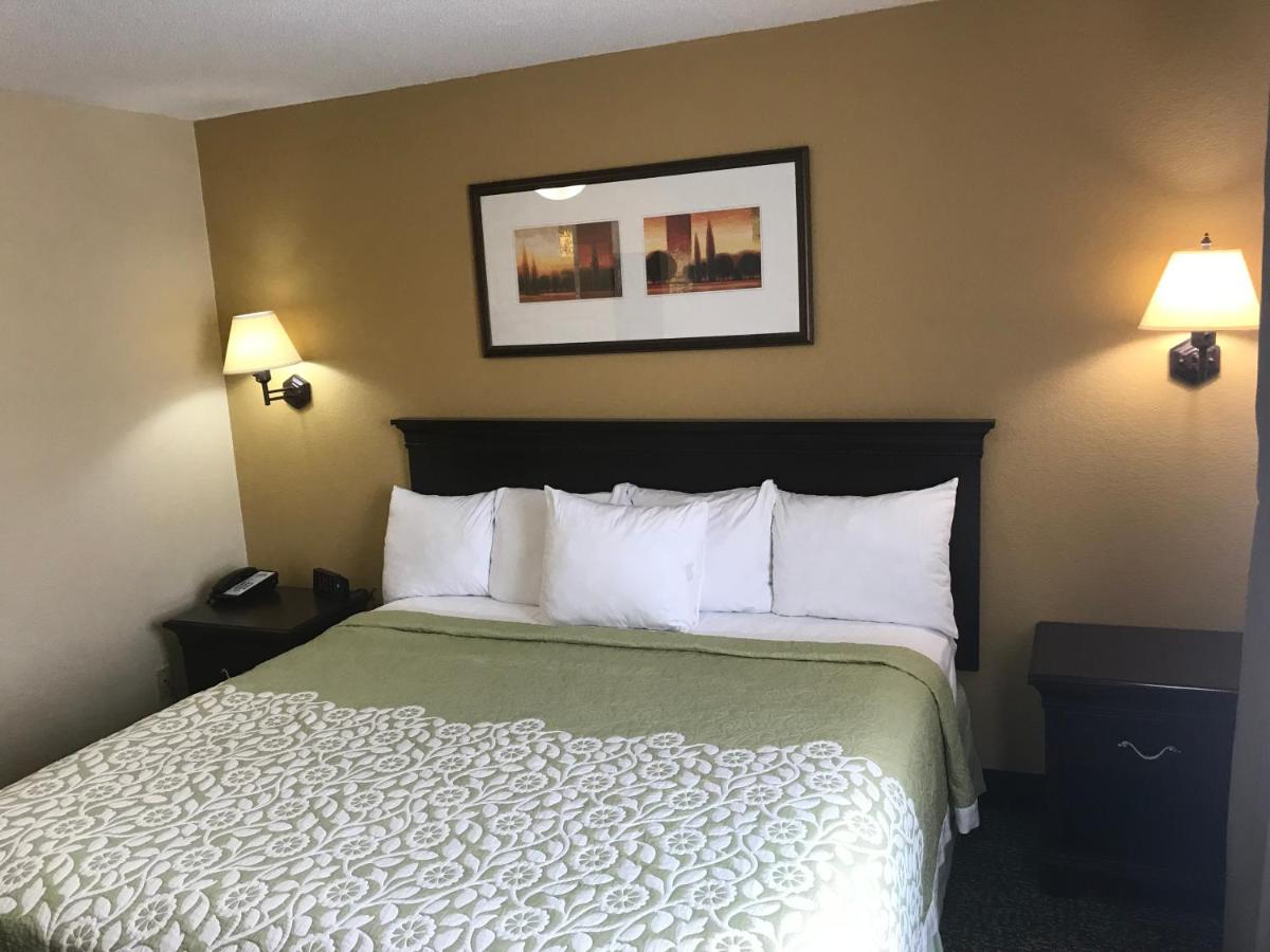 King Studio Suite - Mobility Access/Non-Smoking at Days Inn & Suites by Wyndham Tucker/Northlake