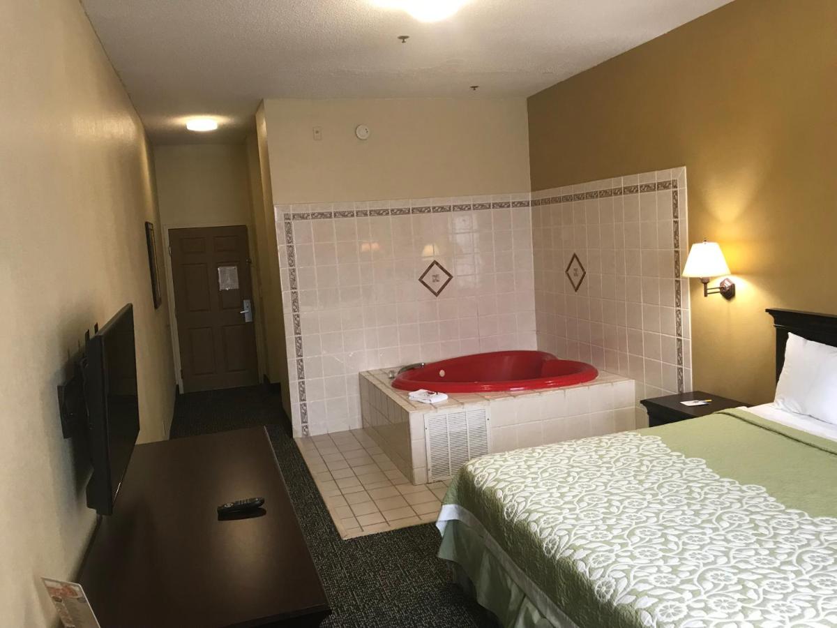 King Studio Suite - Mobility Access/Non-Smoking at Days Inn & Suites by Wyndham Tucker/Northlake