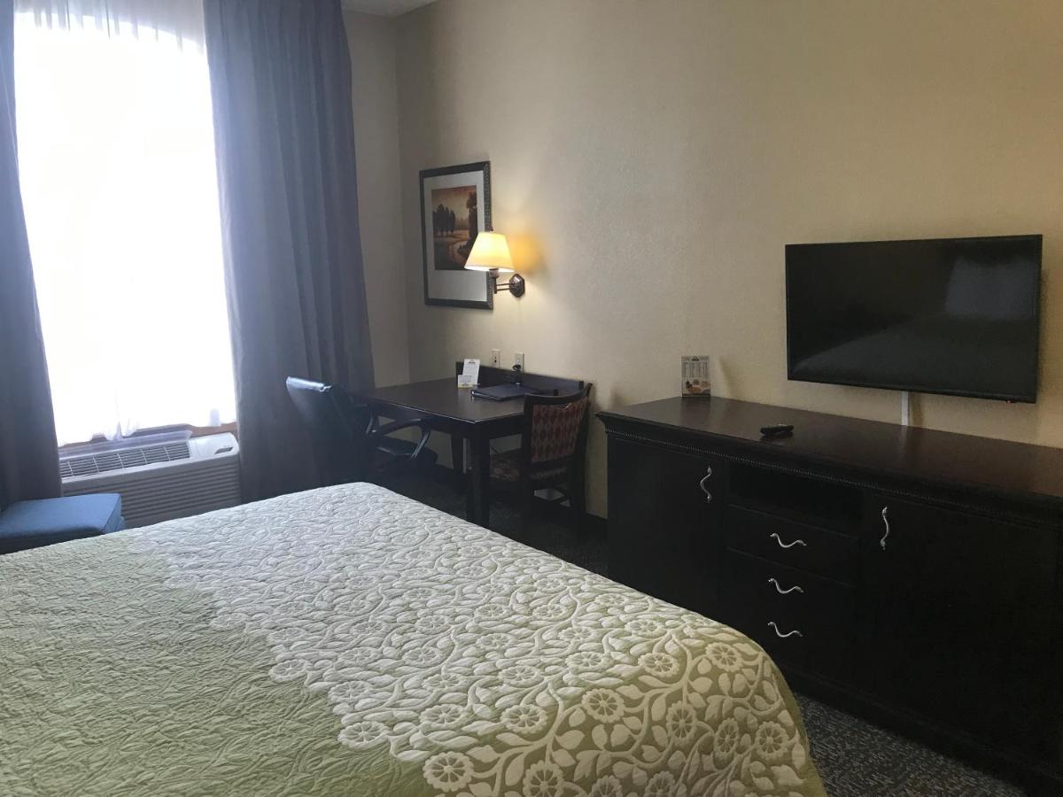 King Studio Suite - Mobility Access/Non-Smoking at Days Inn & Suites by Wyndham Tucker/Northlake