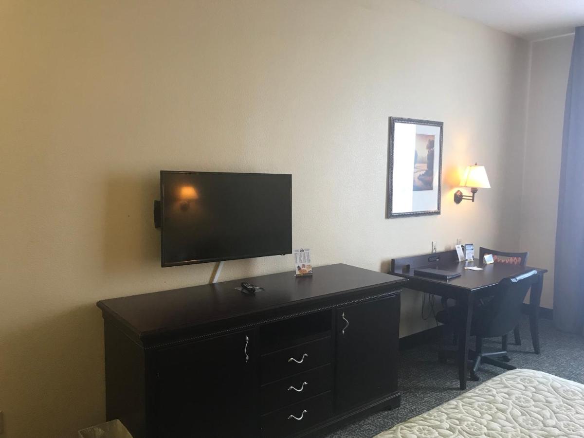 King Studio Suite - Mobility Access/Non-Smoking at Days Inn & Suites by Wyndham Tucker/Northlake