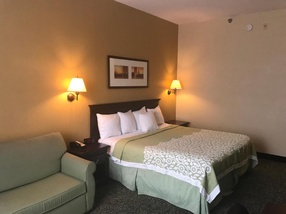 King Studio Suite - Mobility Access/Non-Smoking at Days Inn & Suites by Wyndham Tucker/Northlake