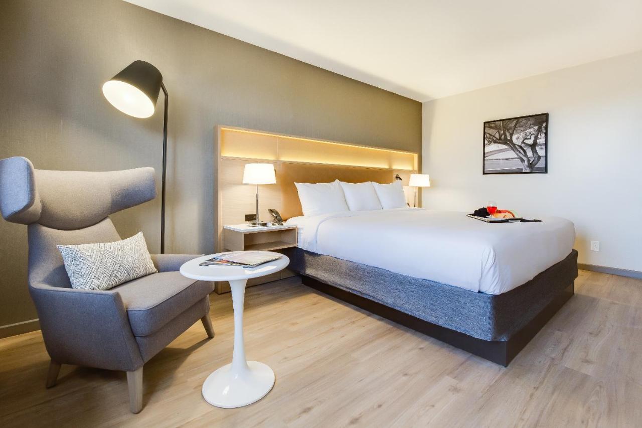 King Room at Radisson Hotel Seattle Airport