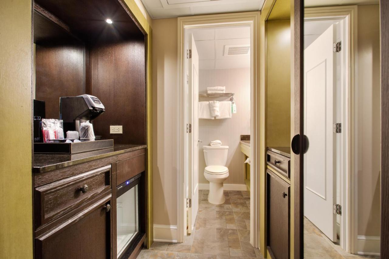 Deluxe Room with King Bed at Hotel St. Marie