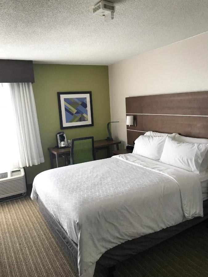 One Queen Bed Mobility Access Tub - Non-Smoking at Holiday Inn Express Memphis Medical Center Midtown by IHG