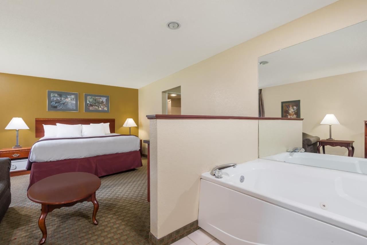 King Suite - Non-Smoking at Days Inn by Wyndham Norton