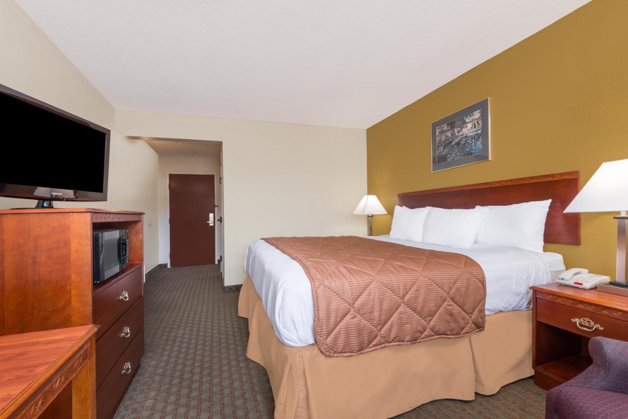 King Room - Disability Access/Non-Smoking at Days Inn by Wyndham Norton