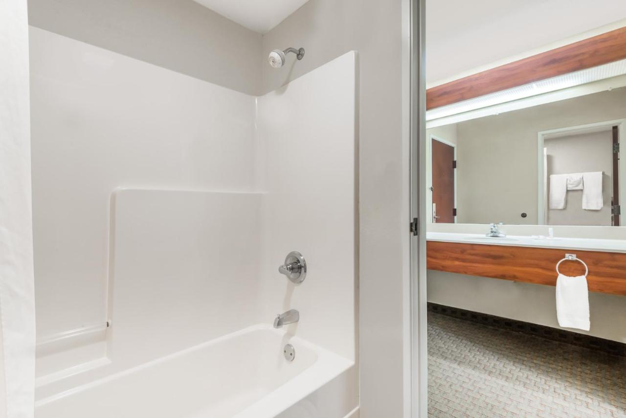 King Room - Non-Smoking at Days Inn by Wyndham Norton