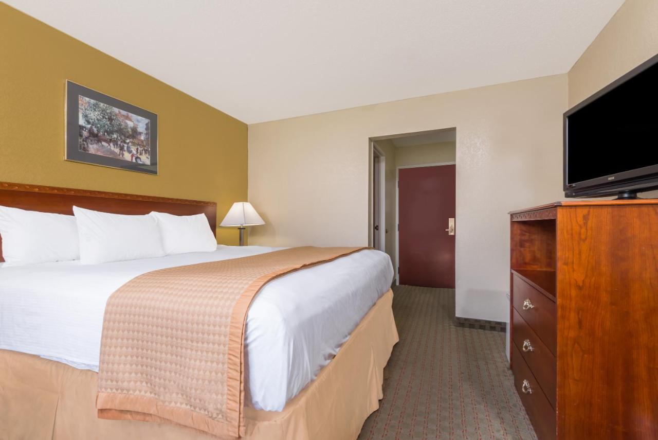 King Room - Non-Smoking at Days Inn by Wyndham Norton