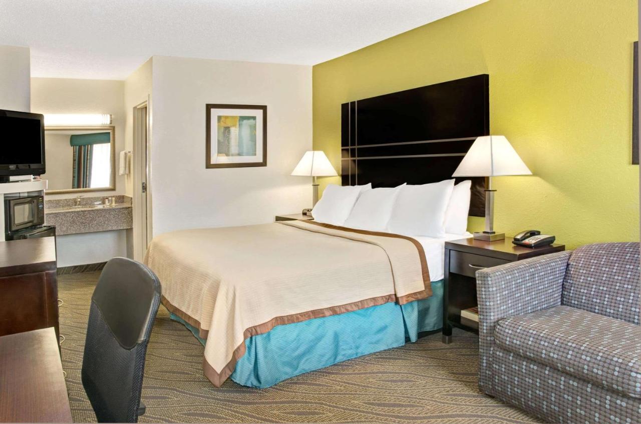 | Howard Johnson Houston Heights - Downtown