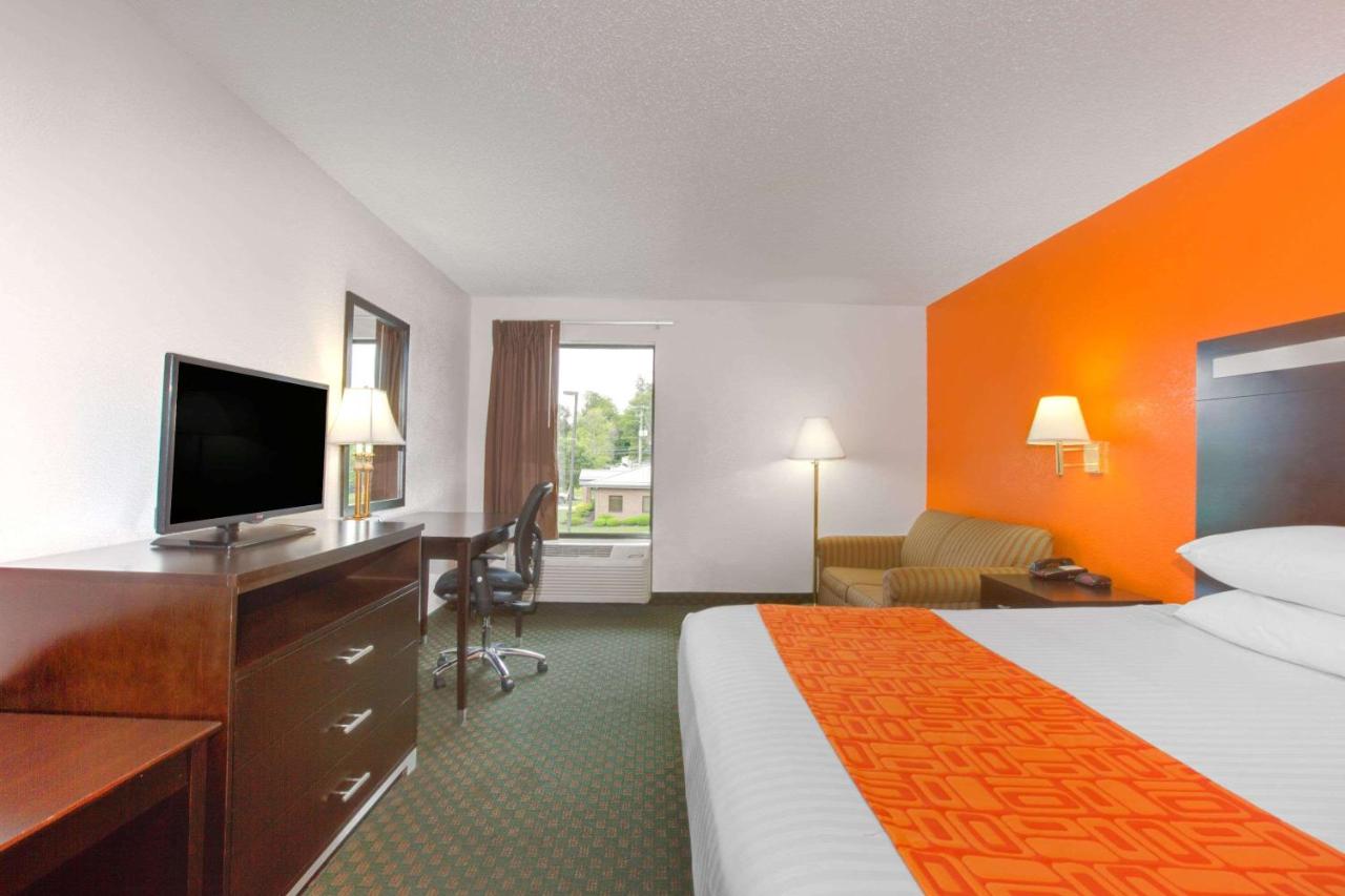 King Room - Disability Access - Non-Smoking at Howard Johnson by Wyndham Beckley