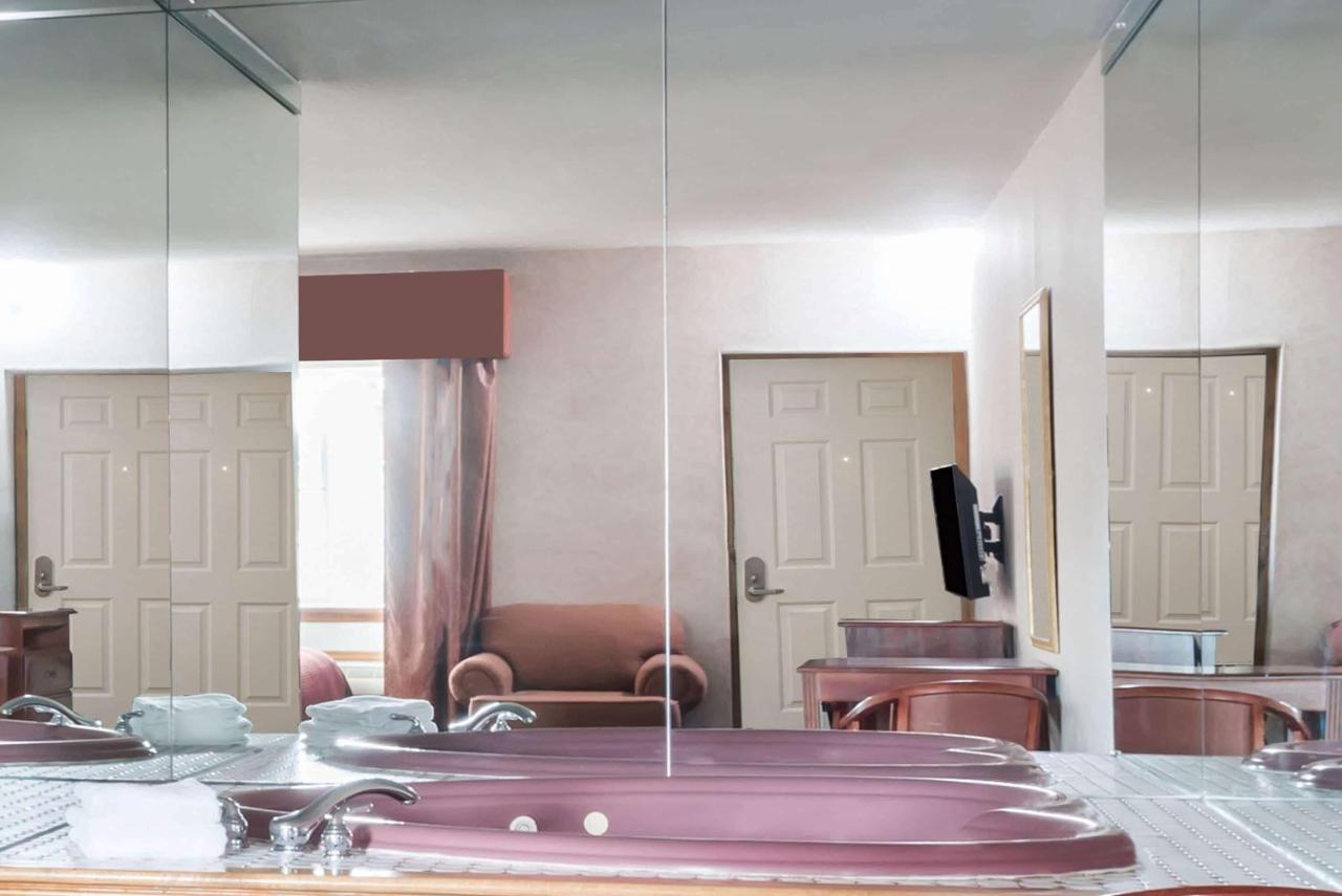 | Howard Johnson by Wyndham Lenox