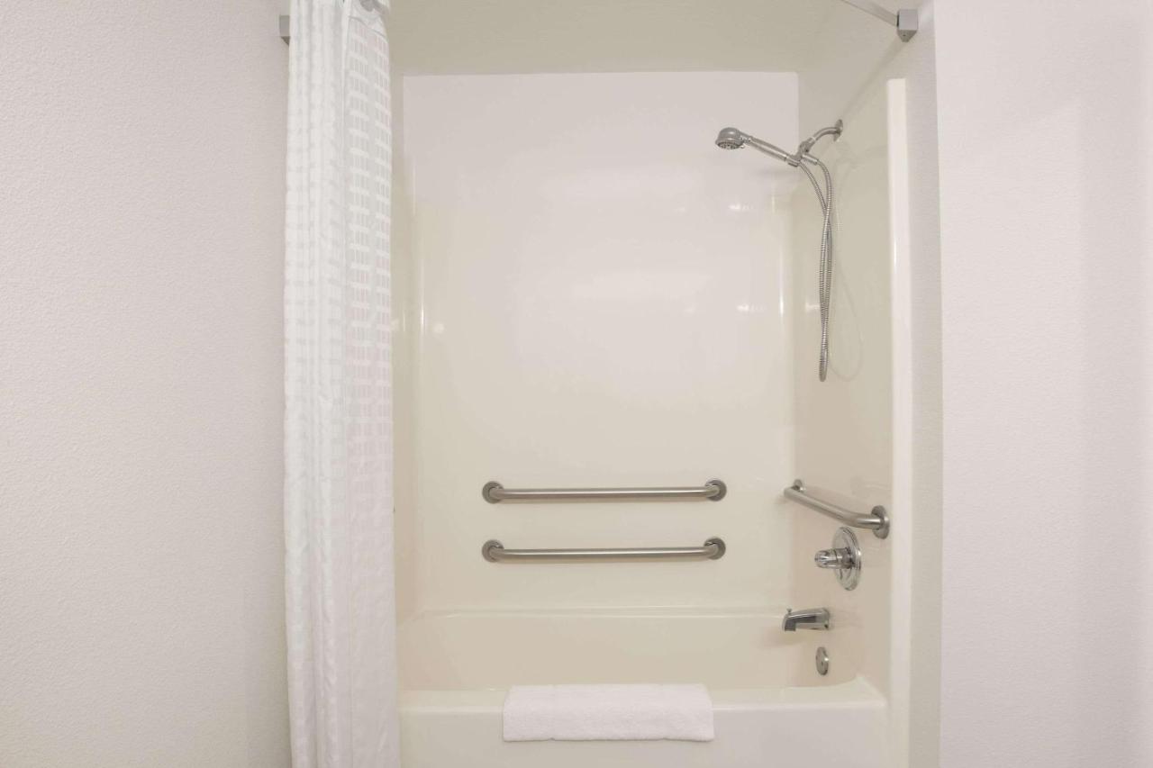 King Room - Disability Access - Non-Smoking at Howard Johnson by Wyndham Beckley