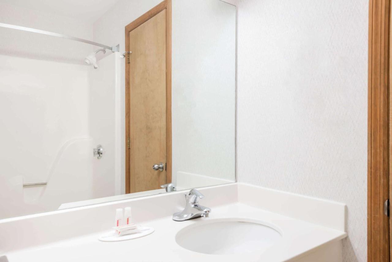 | Howard Johnson by Wyndham Lenox