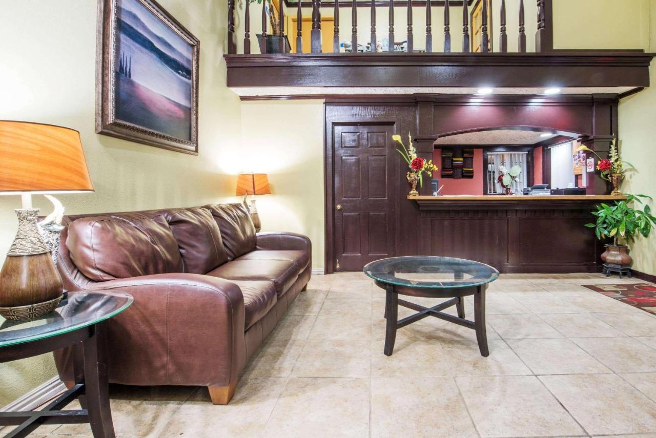  | Howard Johnson by Wyndham San Marcos